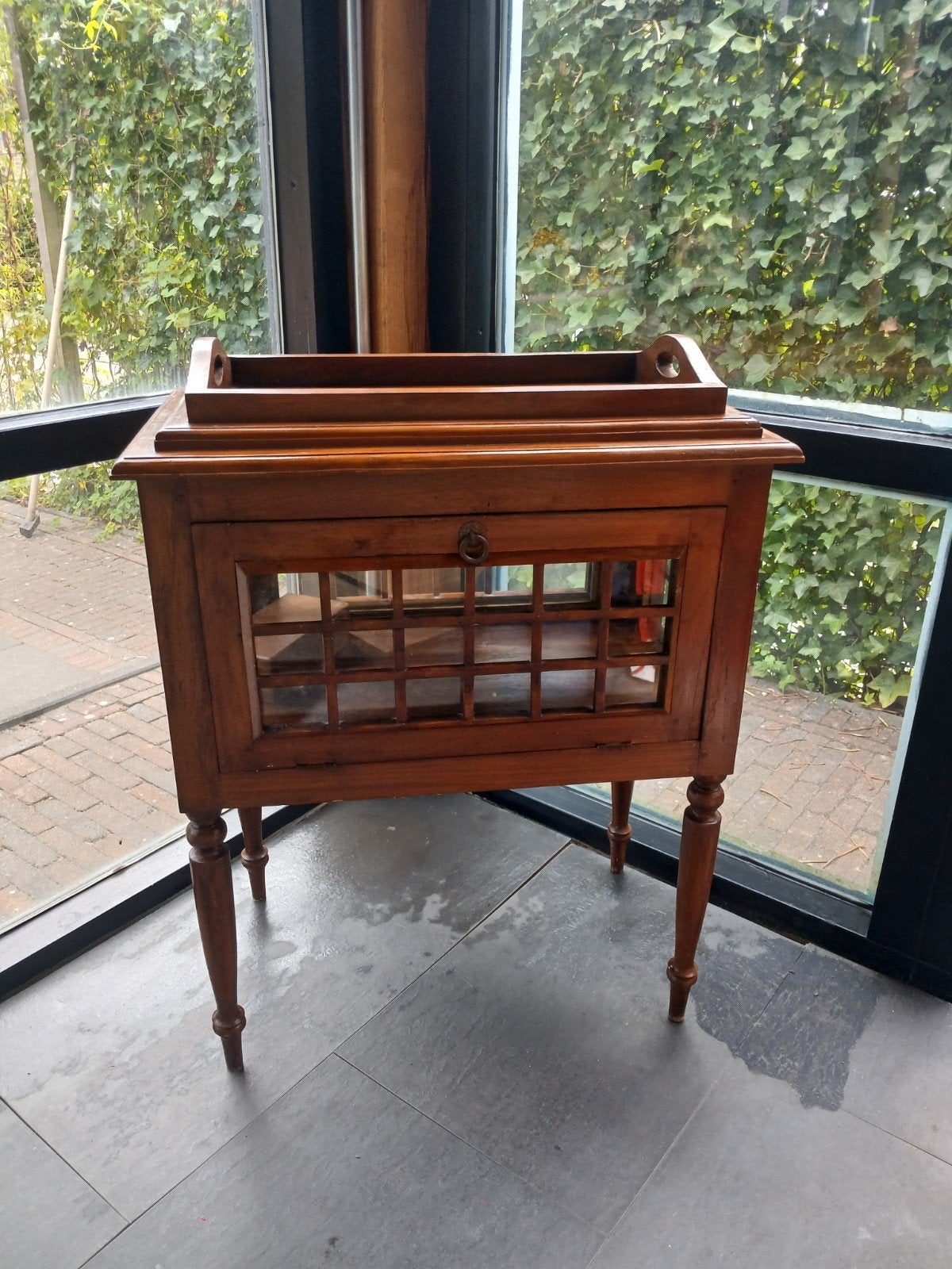 Antieke drankenkast met dienblad, Ophalen