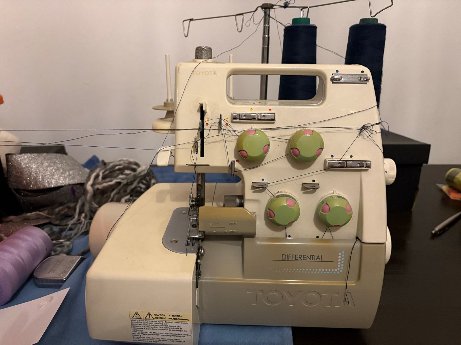 Toyota Lockmachine SL1T - Zonder voetpedaal, met 9 garens, Ophalen, Gebruikt, Lockmachine, Overige merken