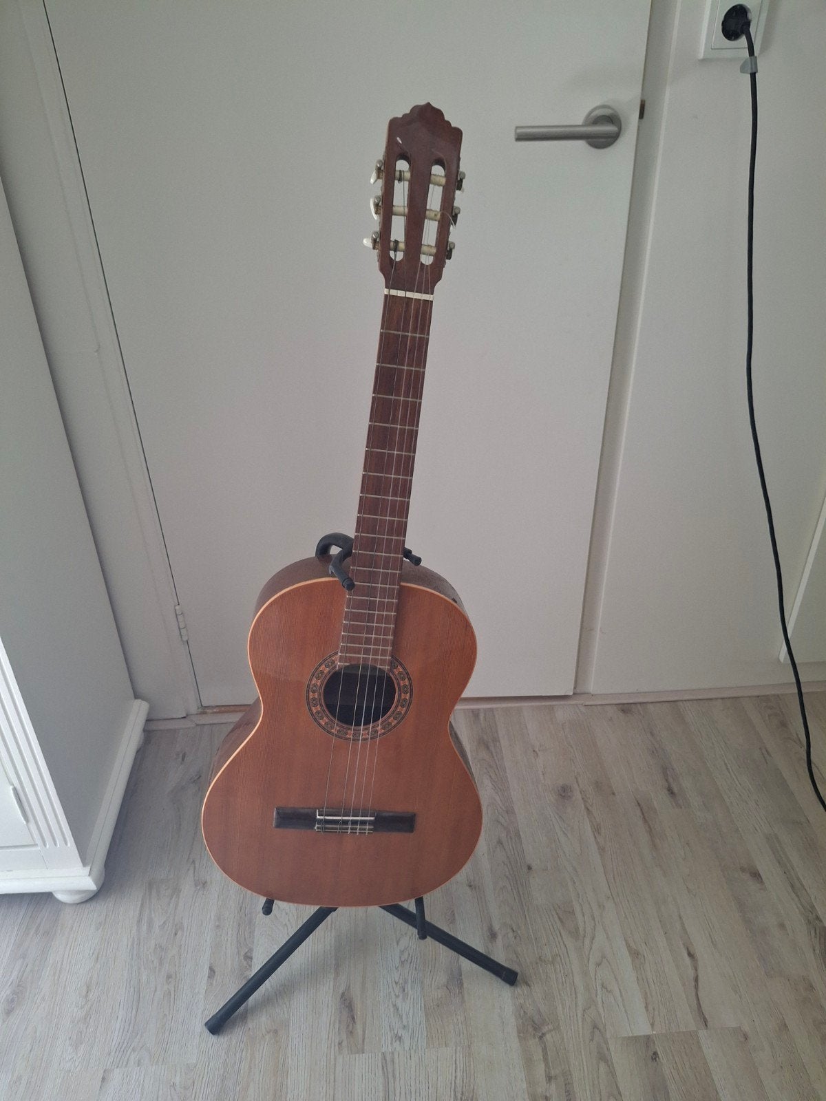 Gitaar met standaard, voetsteun en stemapparaat, Ophalen, Gebruikt, Klassieke of Spaanse gitaar