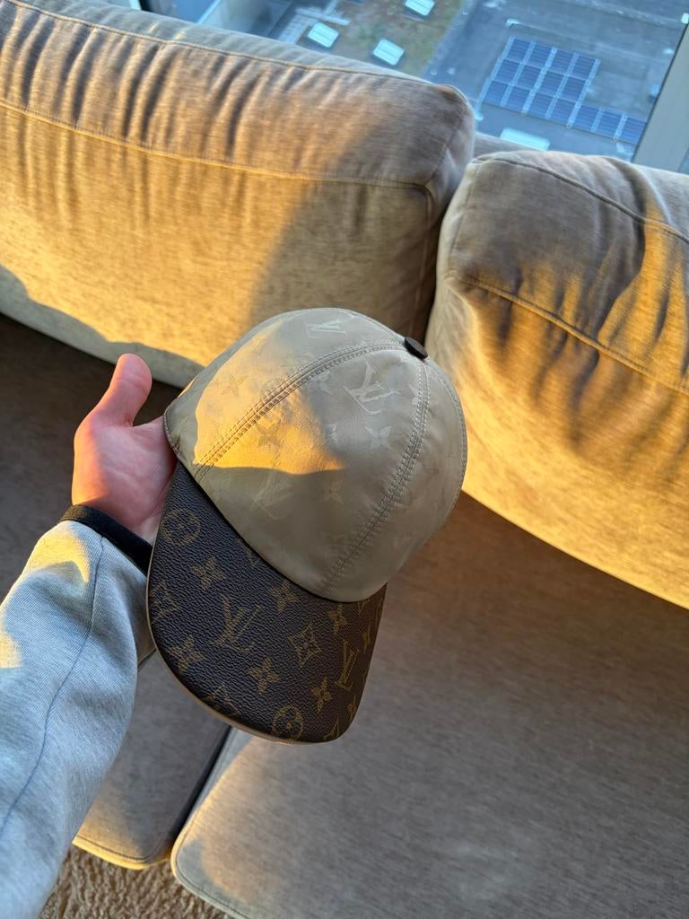 Louis Vuitton Pet Beige Maat M - Zo goed als nieuw, Kleding | Heren, Hoeden en Petten, Ophalen of Verzenden, Zo goed als nieuw