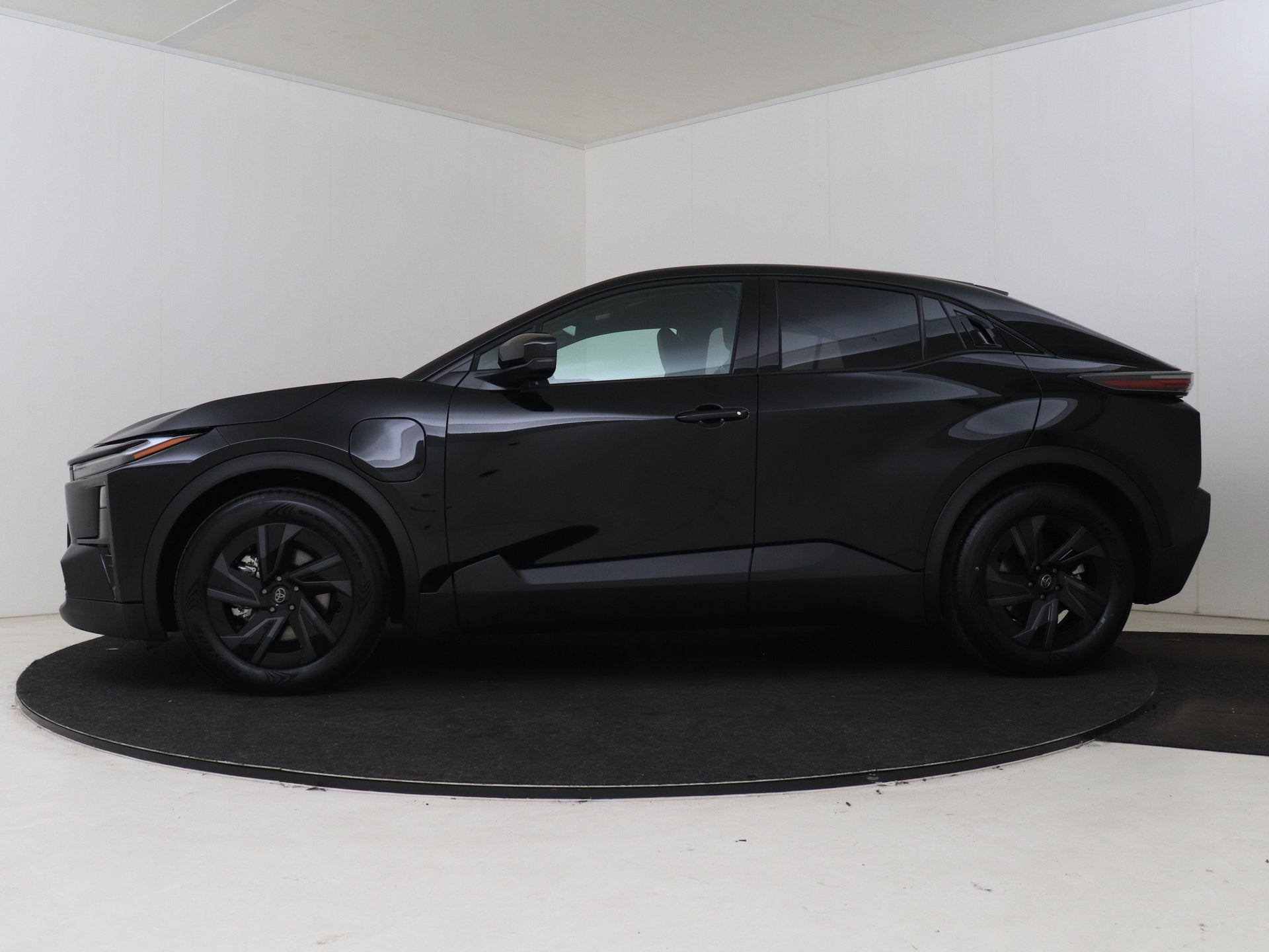 Toyota C-HR+ First Edition 77 kWh | BTW voertuig | 18" | dod, Auto's, Toyota, 12 maanden, 24 min, Leder en Stof, Zwart