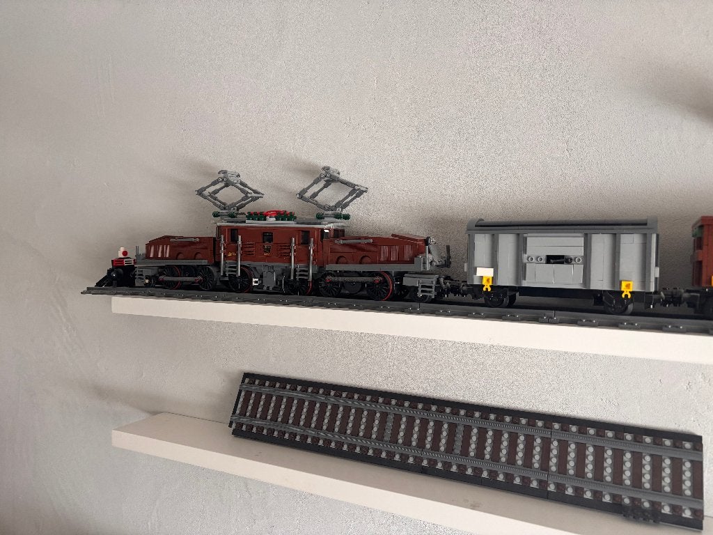 LEGO 10277 + wagons + rails + signpaal + stootblok, Ophalen of Verzenden, Gebruikt