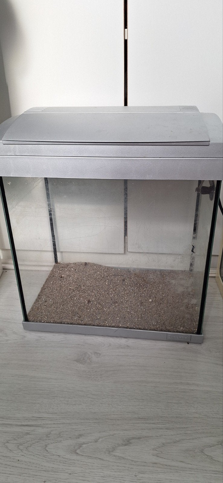 Aquarium grijs met 2 voederklepjes, Ophalen of Verzenden, Leeg aquarium