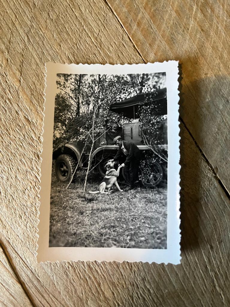 Foto Wehrmacht soldaat met hond, Verzamelen, Militaria | Tweede Wereldoorlog, Ophalen of Verzenden, Landmacht, Duitsland, Foto of Poster