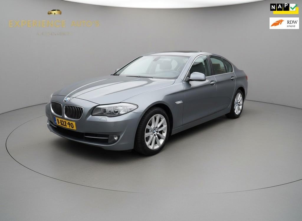 BMW 5-serie 528i High Executive PANODAK/MEMORY STOELEN, Auto's, Euro 5, Gebruikt, Zwart, 2000 kg