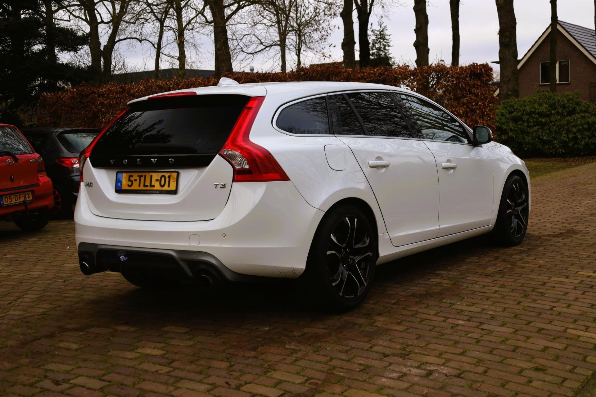 Volvo V60 1.6 T3 R-Design Aut. | Origineel NL | Slechts 95.0, Gebruikt, Zwart, 4 cilinders, 150 pk