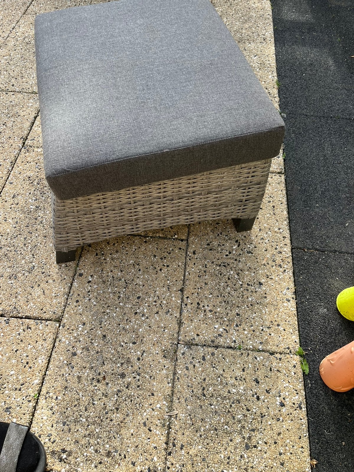 Mooi voetenbankje met dik kussen, Tuin en Terras, Tuinmeubel-accessoires, Ophalen, Zo goed als nieuw