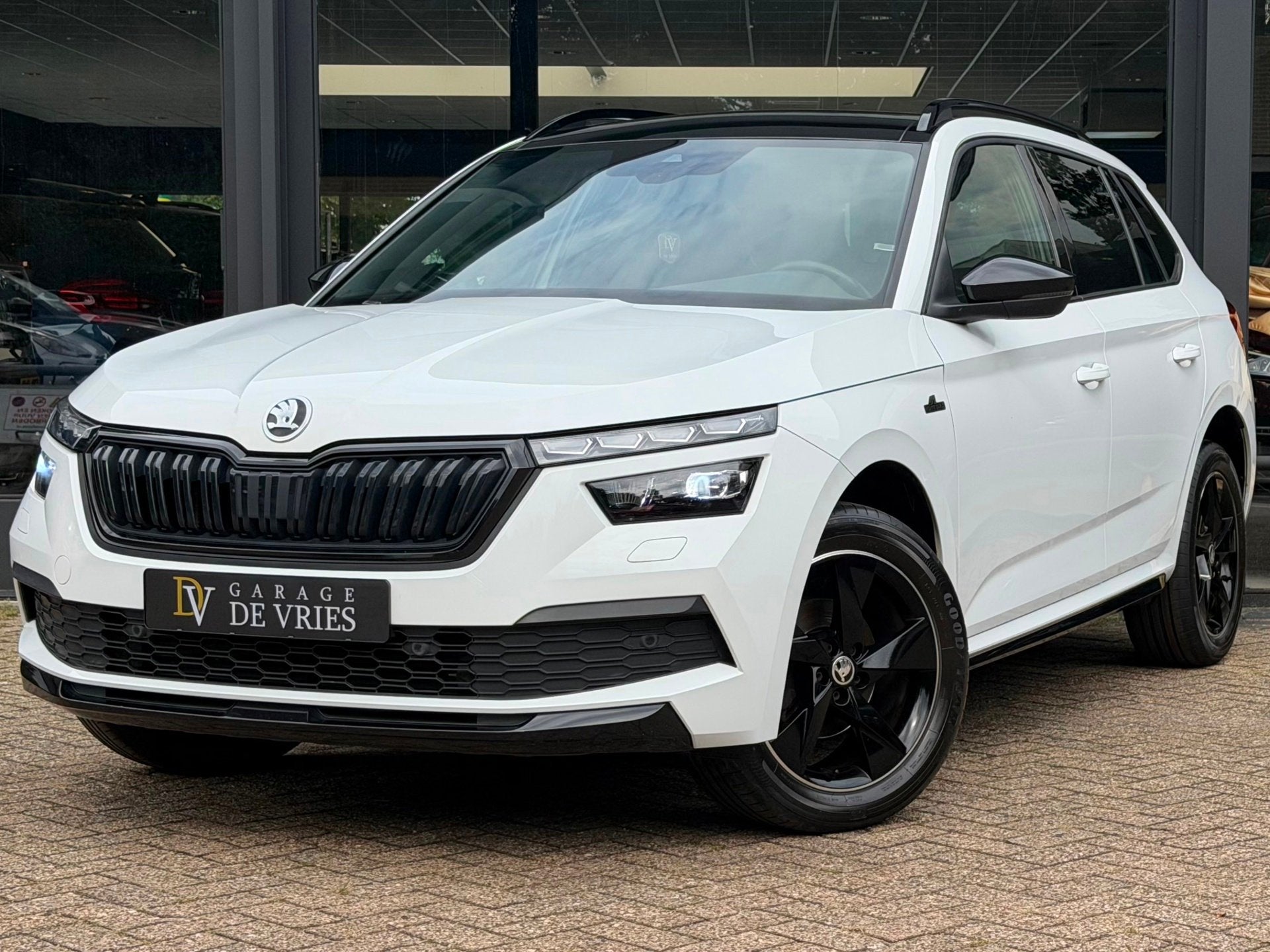 Skoda Kamiq 1.0 TSI Monte Carlo DSG Panoramadak Full Option, Dealer onderhouden, Gebruikt, Zwart, Adaptive Cruise Control