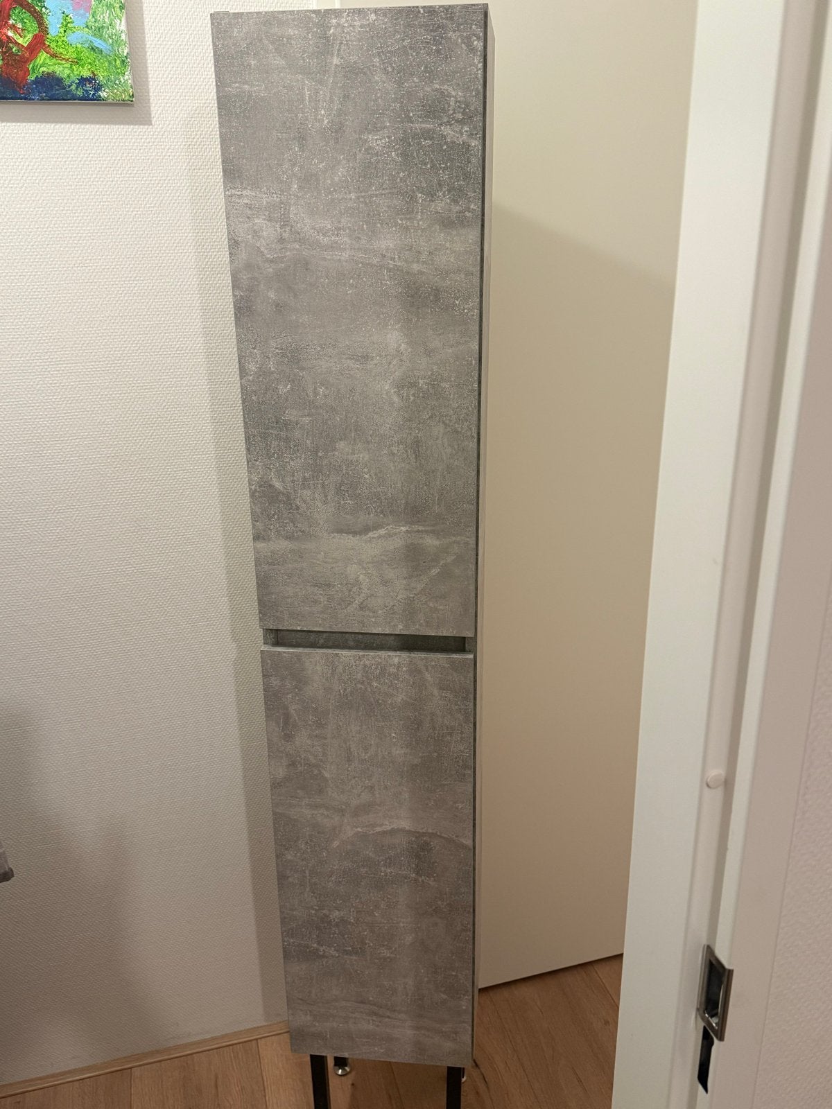 Hoge badkamerkast met betonlook en glazen planken, Huis en Inrichting, Ophalen, (Half)hoge kast, Minder dan 50 cm, Zo goed als nieuw