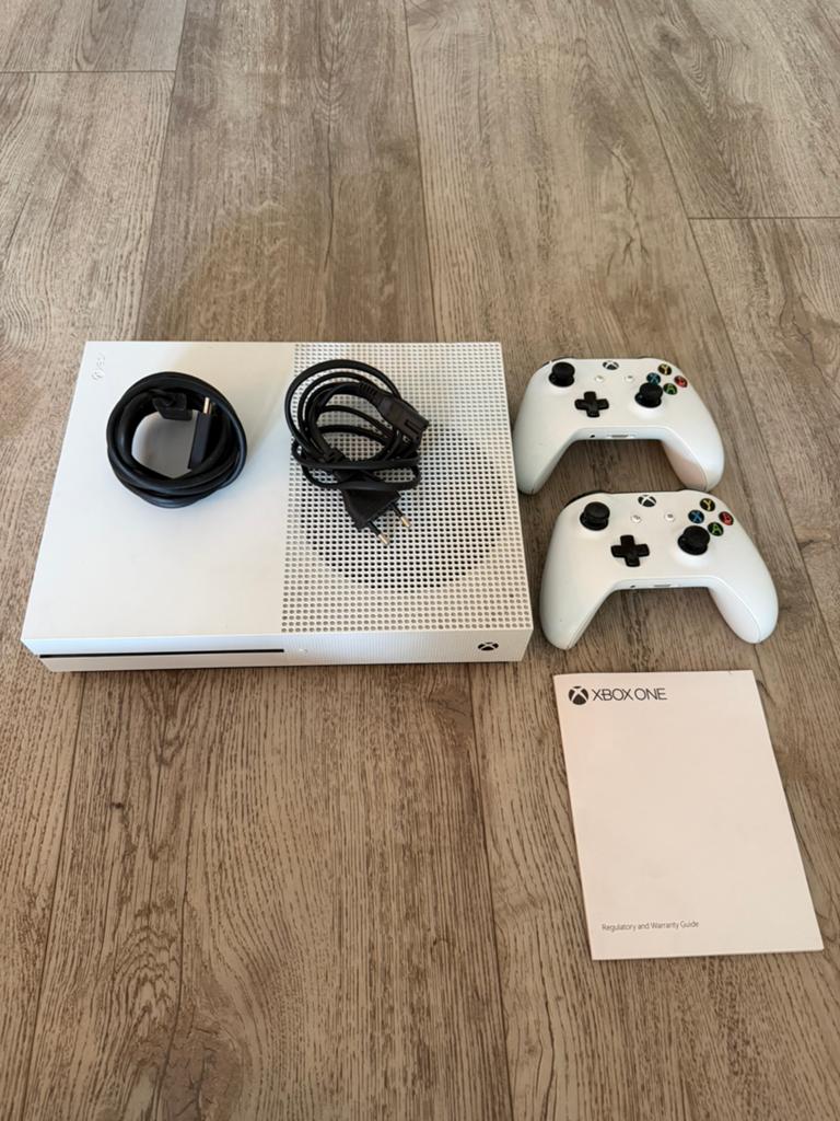 Xbox One S 1TB – inclusief 2 controllers + 6 FIFA games, Spelcomputers en Games, Ophalen of Verzenden, Zo goed als nieuw, Xbox Series S