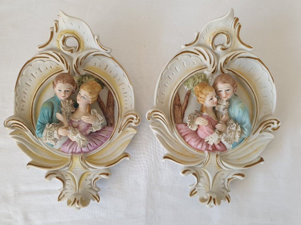 Twee handgeschilderde biscuit wandreliefen. Jaren 40/50., Ophalen of Verzenden, Zo goed als nieuw, Textiel