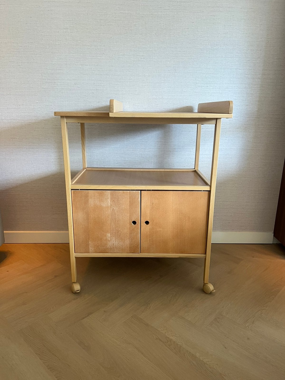 Commode kast baby met wieltjes, Ophalen, Zo goed als nieuw