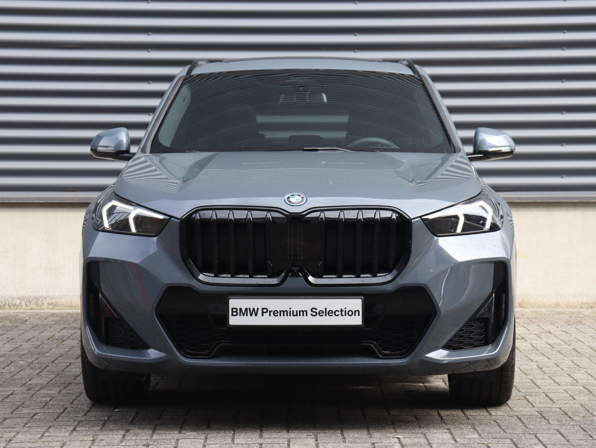 BMW X1 xDrive25e | M Sportpakket Pro | Panodak | Trekhaak |, Auto's, Stuurwielverwarming, 105 min, Bedrijf, Vierwielaandrijving