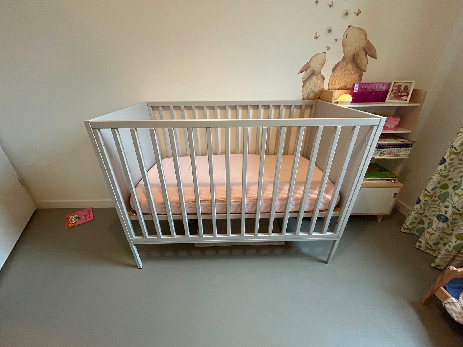 Amy/Issy Ledikant 60x120 Licht grijs Babypark, Ophalen, Zo goed als nieuw, Ledikant
