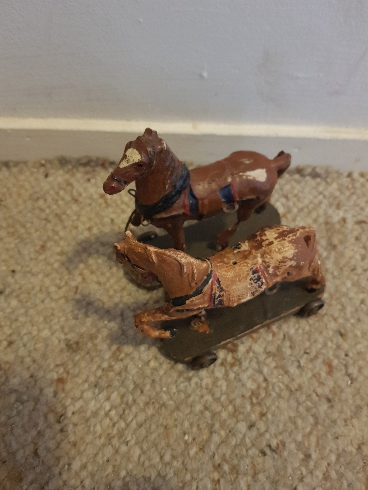 Twee paarden op plankjes die kunnen rijden., Ophalen, Gebruikt, Paard, Beeldje of Figuurtje