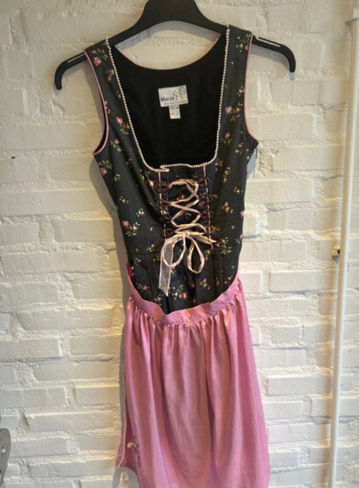 Dirndl zwart met roze bloemen en roze schort van MarJo, Zwart, Ophalen of Verzenden, Zo goed als nieuw, Knielengte