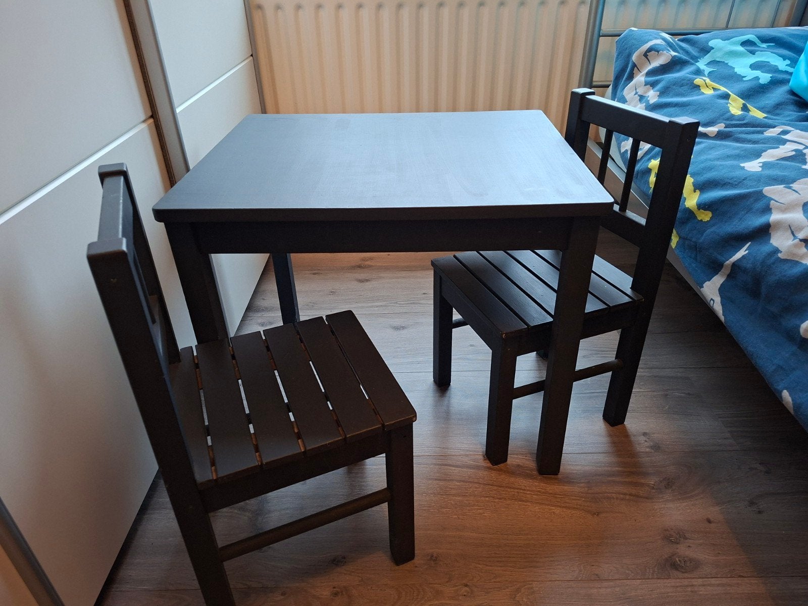 houten kindertafel plus 2 stoeltjes., Ophalen, Hout, 2 zitplaatsen