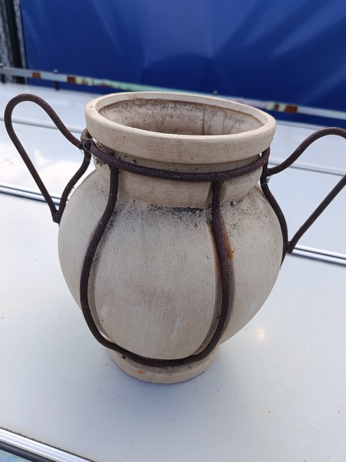 Decoratieve terracotta pot met metalen frame, Antiek en Kunst, Ophalen of Verzenden