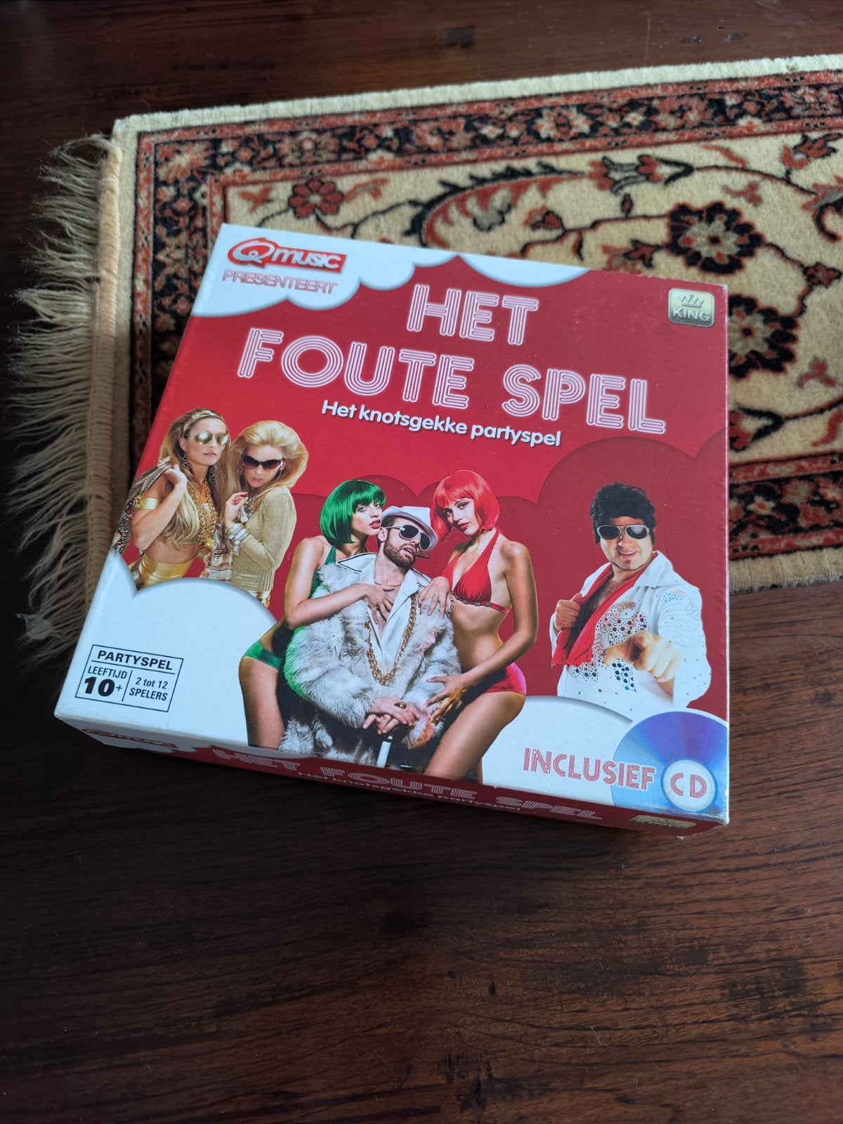 Qmusic Het Foute Spel – compleet met CD – partyspel, Gebruikt, Onbekend, Ophalen of Verzenden, Onbekend