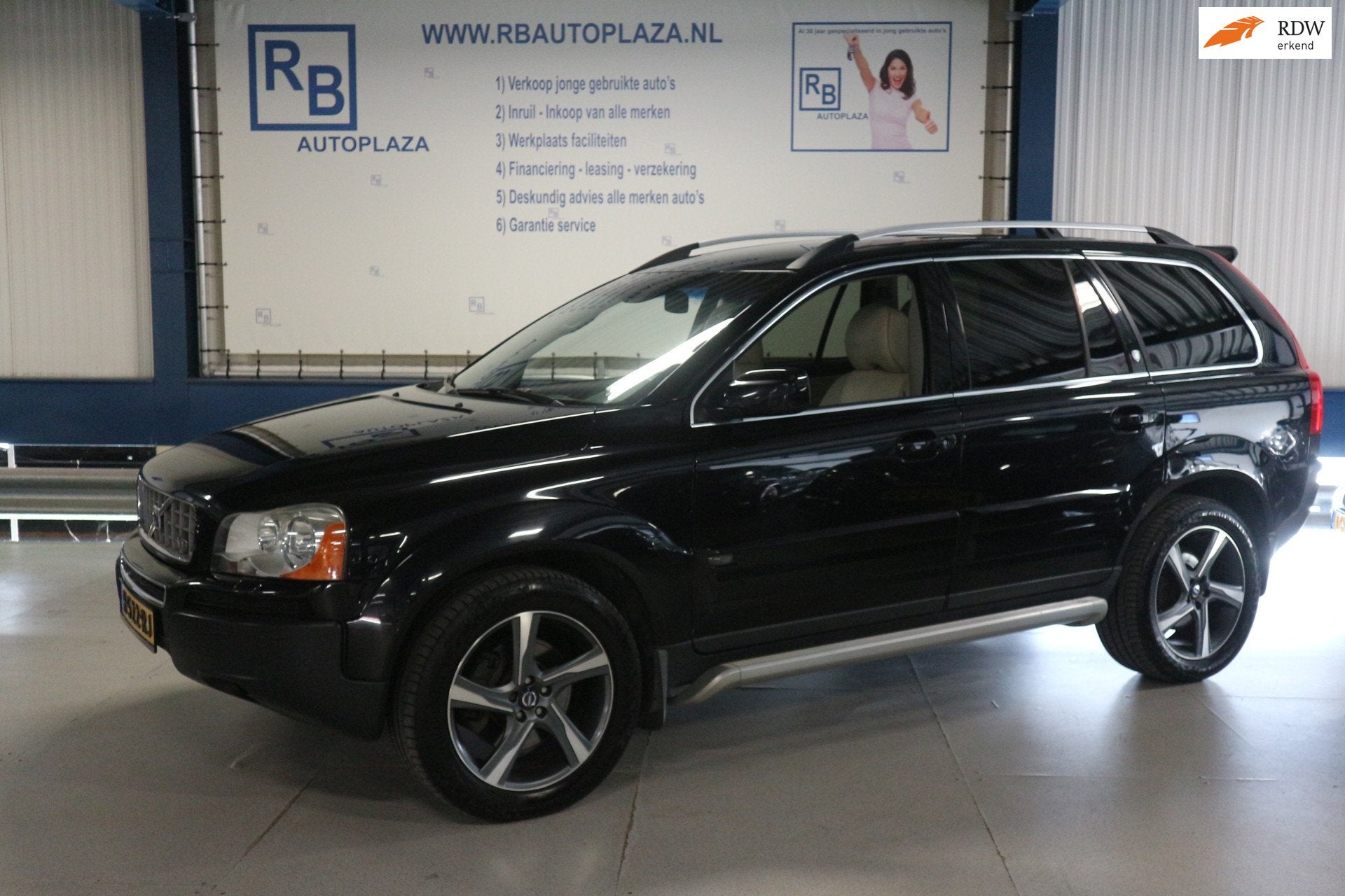 Volvo XC90 4.4 V8 Momentum / FULL SERVICE / 320 PK / 8 CYLIN, Auto's, Volvo, Gebruikt, 8 cilinders, 138 €/maand, Zwart