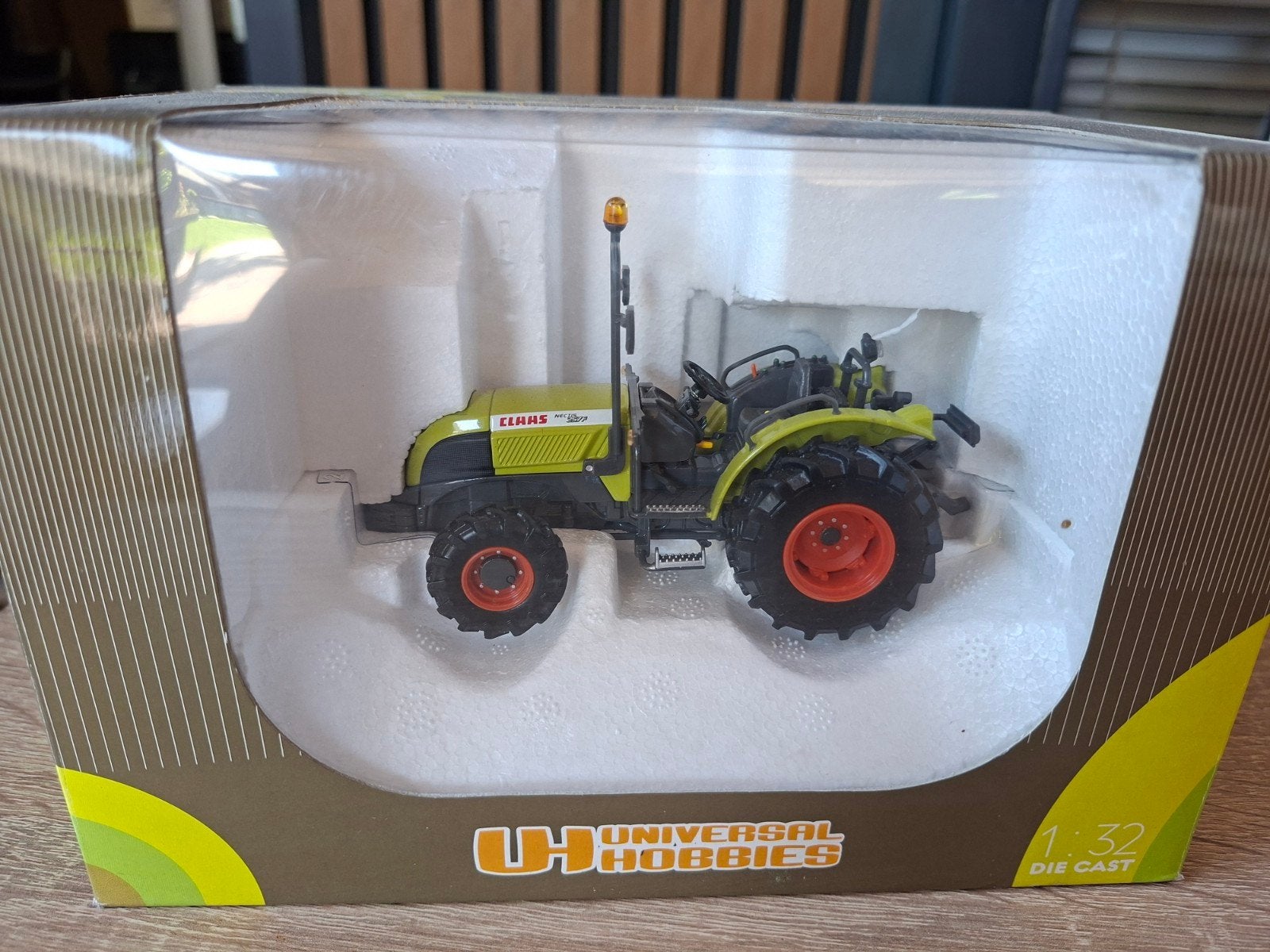 Claas Nectis 257 F Tractor Model 1:32 - Universal Hobbies, Hobby en Vrije tijd, Ophalen of Verzenden