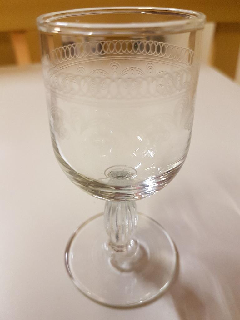 Gegraveerd borrelglas 9,3 x 4 cm, Antiek en Kunst, Ophalen of Verzenden