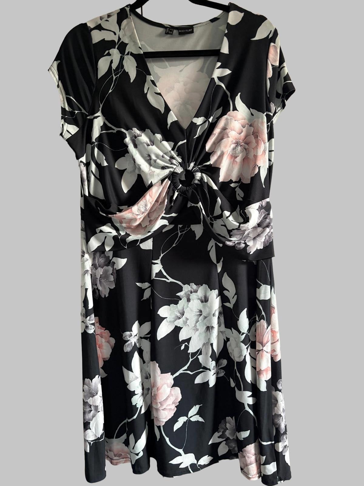Zwarte bloemenjurk met knoopdetail - Body Flirt, Maat 38/40 (M), Verzenden, Zwart, Zo goed als nieuw