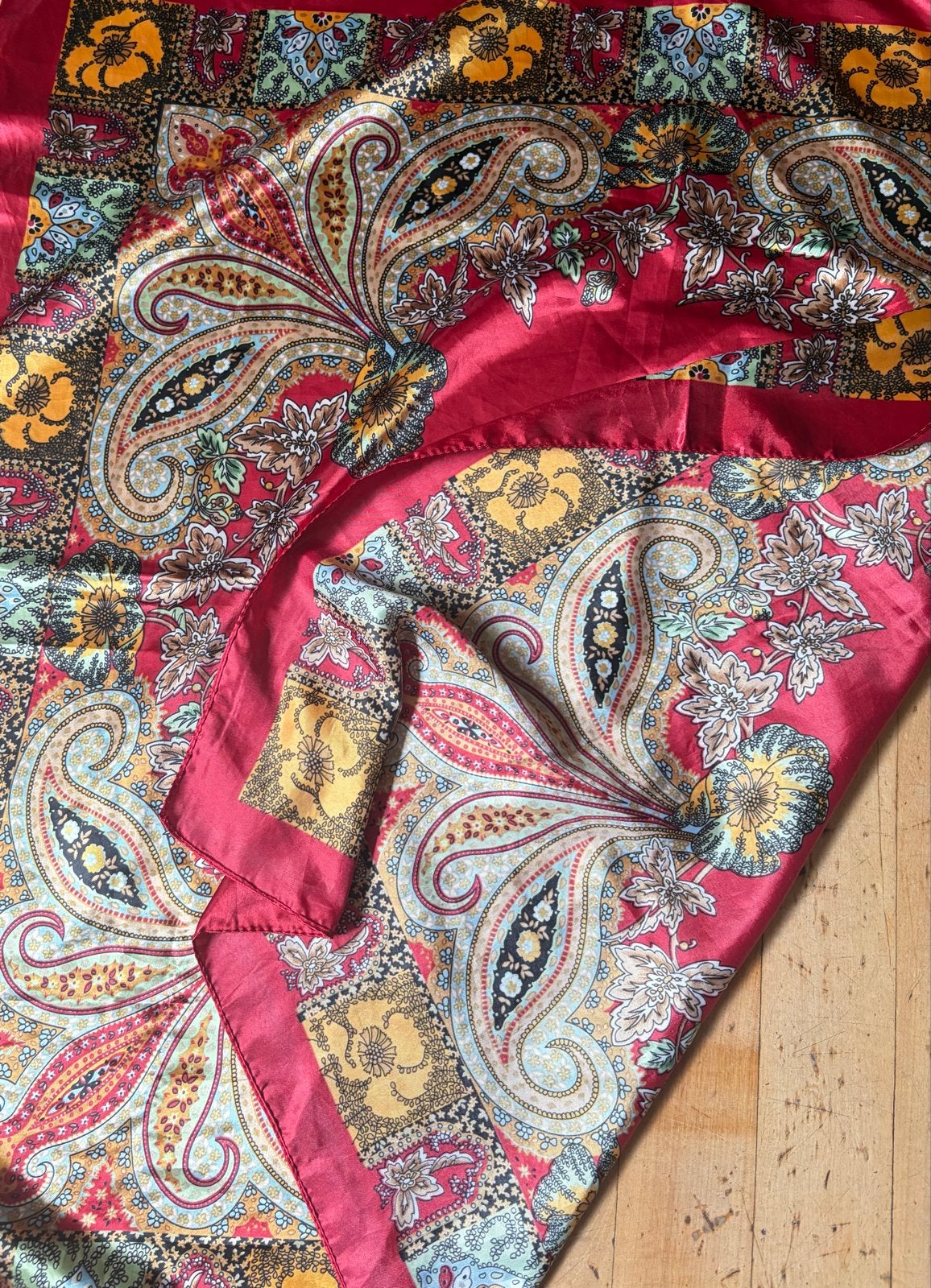Sjaal 90x90 cm met paisley print, Kleding | Dames, Ophalen of Verzenden, Zo goed als nieuw, Maat 46/48 (XL) of groter, Sjaal