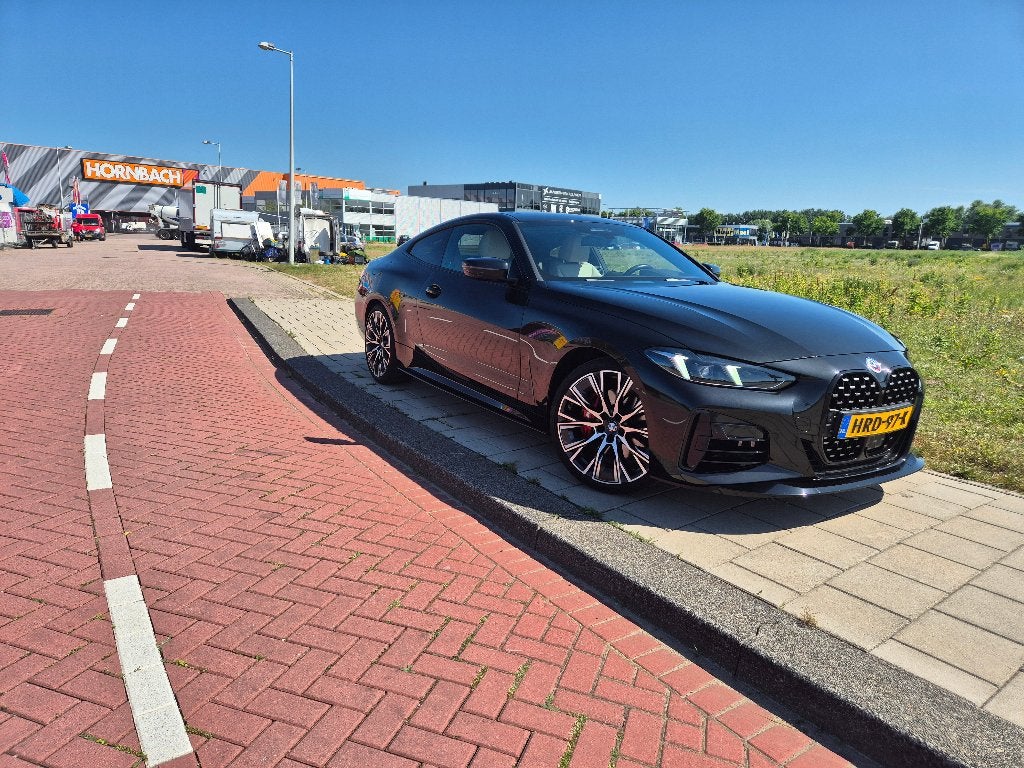 BMW 4-Serie M440i 374pk Xdrive Aut 2022 Zwart 25dkm, Auto's, 1800 kg, Beige, Parkeerassistent, 4 stoelen