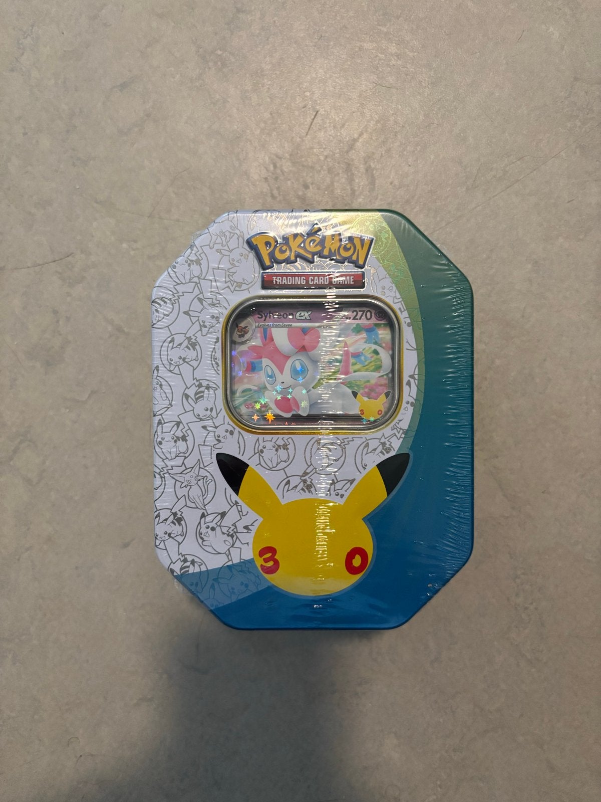 Pokémon TCG: Celebrations Collector Chest Tin (Sylveon), Ophalen of Verzenden, Nieuw, Overige typen