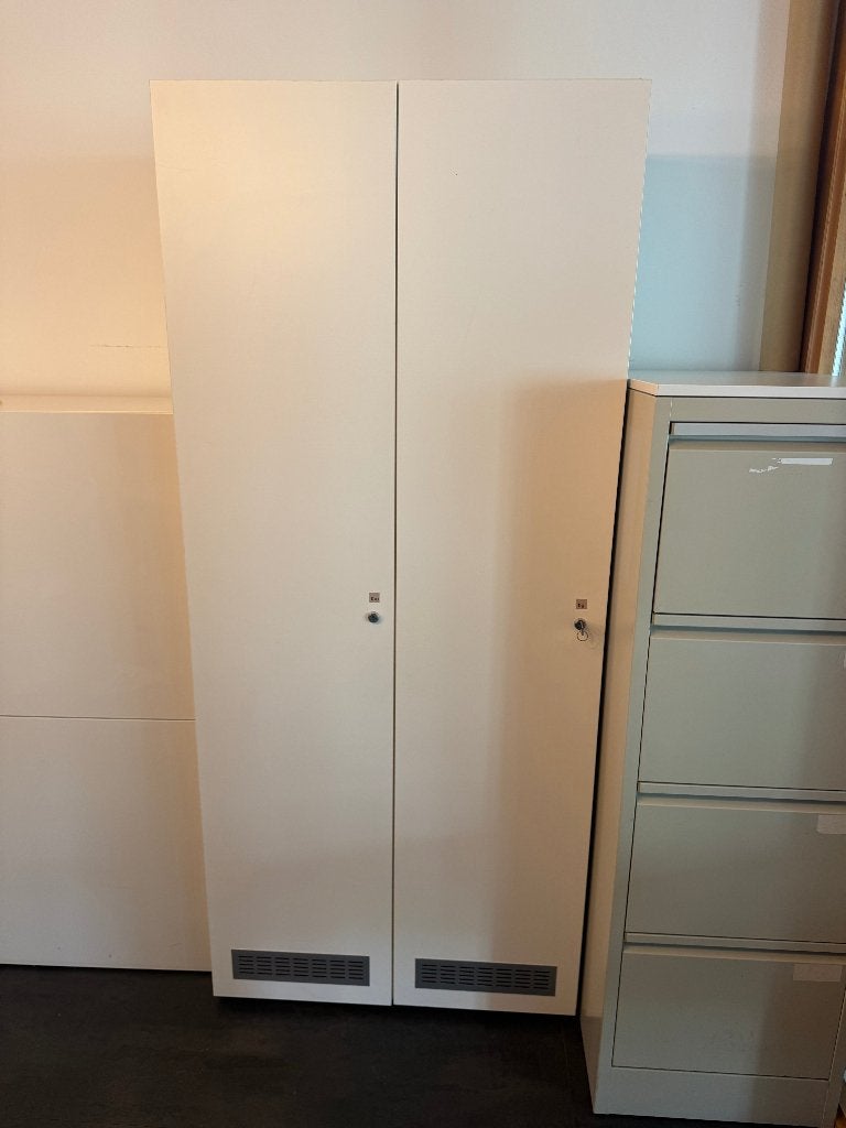 Hoge garderobekast / lockerkast met slot – wit, Ophalen, Zo goed als nieuw, Modern