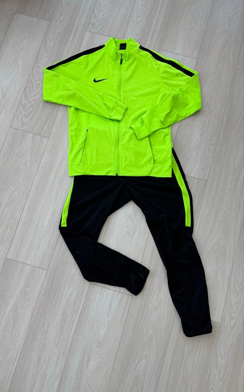 Nike trainingspak maat L - Zwart/Neon Groen, Maat 52/54 (L), Fitness, Zwart, Ophalen of Verzenden