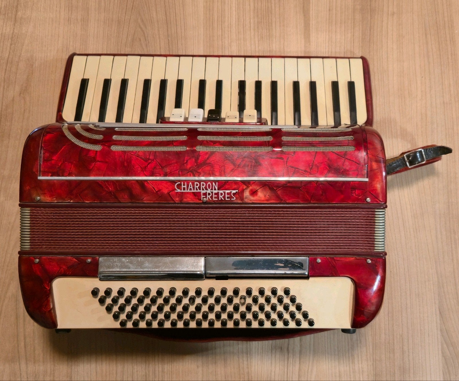 Charron Freres, Muziek en Instrumenten, Overige merken, Gebruikt, 80-bas, Met koffer