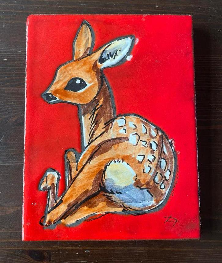 Vintage Tegel met Hert / Bambi en rode achtergrond rood, Antiek en Kunst, Ophalen of Verzenden