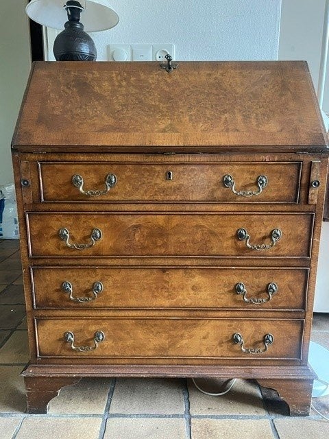 secretaire of klepbureau of schrijfbureau met valklep, Ophalen