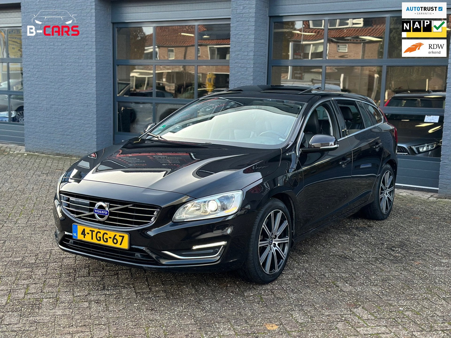 Volvo V60 2.4 D6 AWD Plug-In Hybrid Summum LEER|PANO|NAVI|XE, Automaat, Vierwielaandrijving, 212 €/maand, Te koop