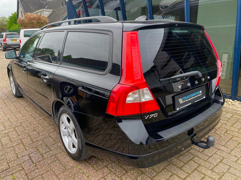 Volvo V70 2.5FT Momentum Automaat H.LEER / XENON / TREKHAAK, Gebruikt, Zwart, Traction-control, Leder en Stof