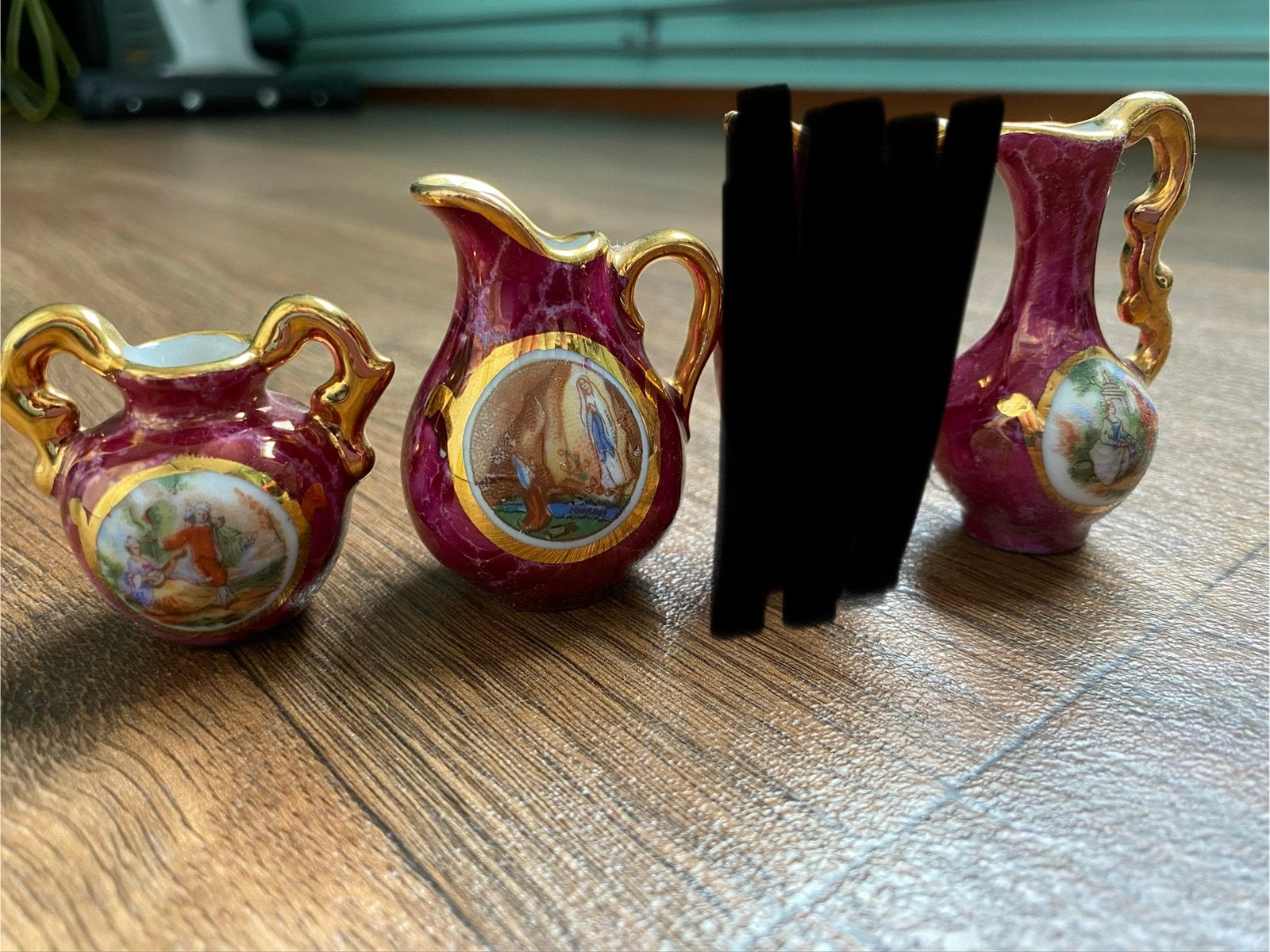 Set van 3 Limoges miniatuur kannetjes - rood/goud, Ophalen of Verzenden