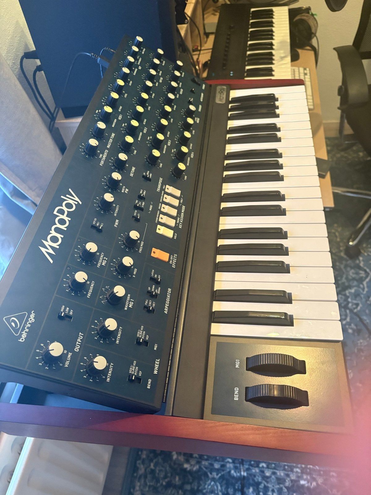 Behringer MonoPoly Synthesizer - Zo goed als nieuw, Muziek en Instrumenten, Synthesizers, Ophalen of Verzenden, Zo goed als nieuw