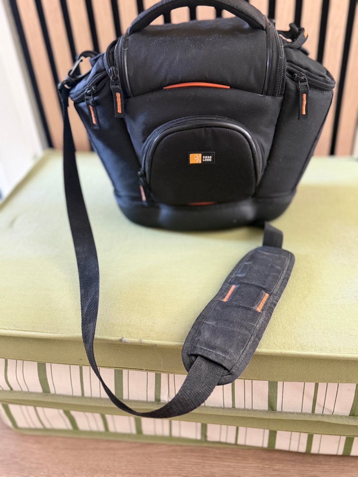 Case Logic Cameratas - Zwart met Oranje accenten, Audio, Tv en Foto, Gebruikt, Gevoerd, Ophalen of Verzenden, Zwart