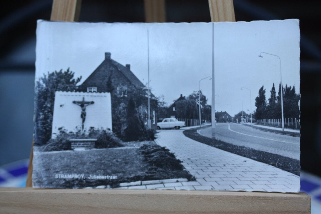 Oude ongelopen zwart wit ansichtkaart Stramproy Julianastrt, Verzamelen, Ophalen of Verzenden, 1960 tot 1980, Ongelopen, Limburg