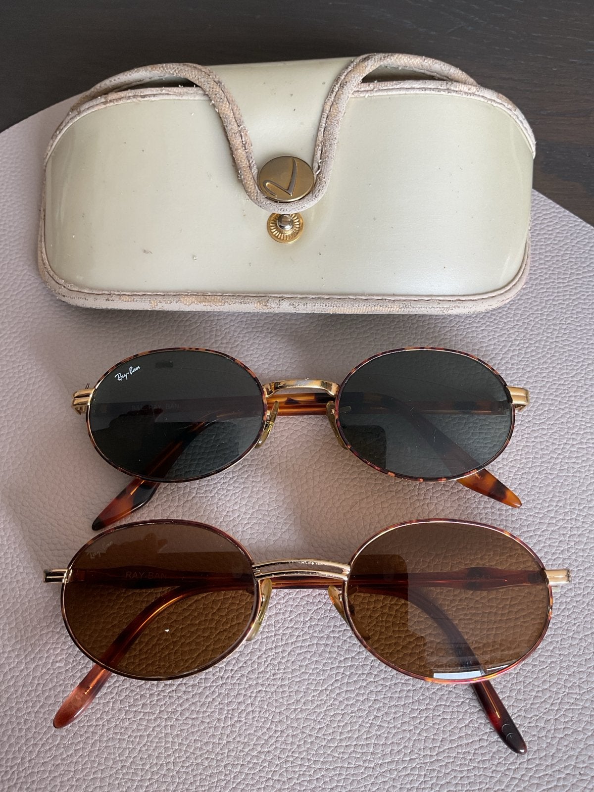Vintage Ray-Ban zonnebrillen (2 stuks) met etui, Sieraden, Tassen en Uiterlijk, Zonnebrillen en Brillen | Dames, Ophalen, Gebruikt
