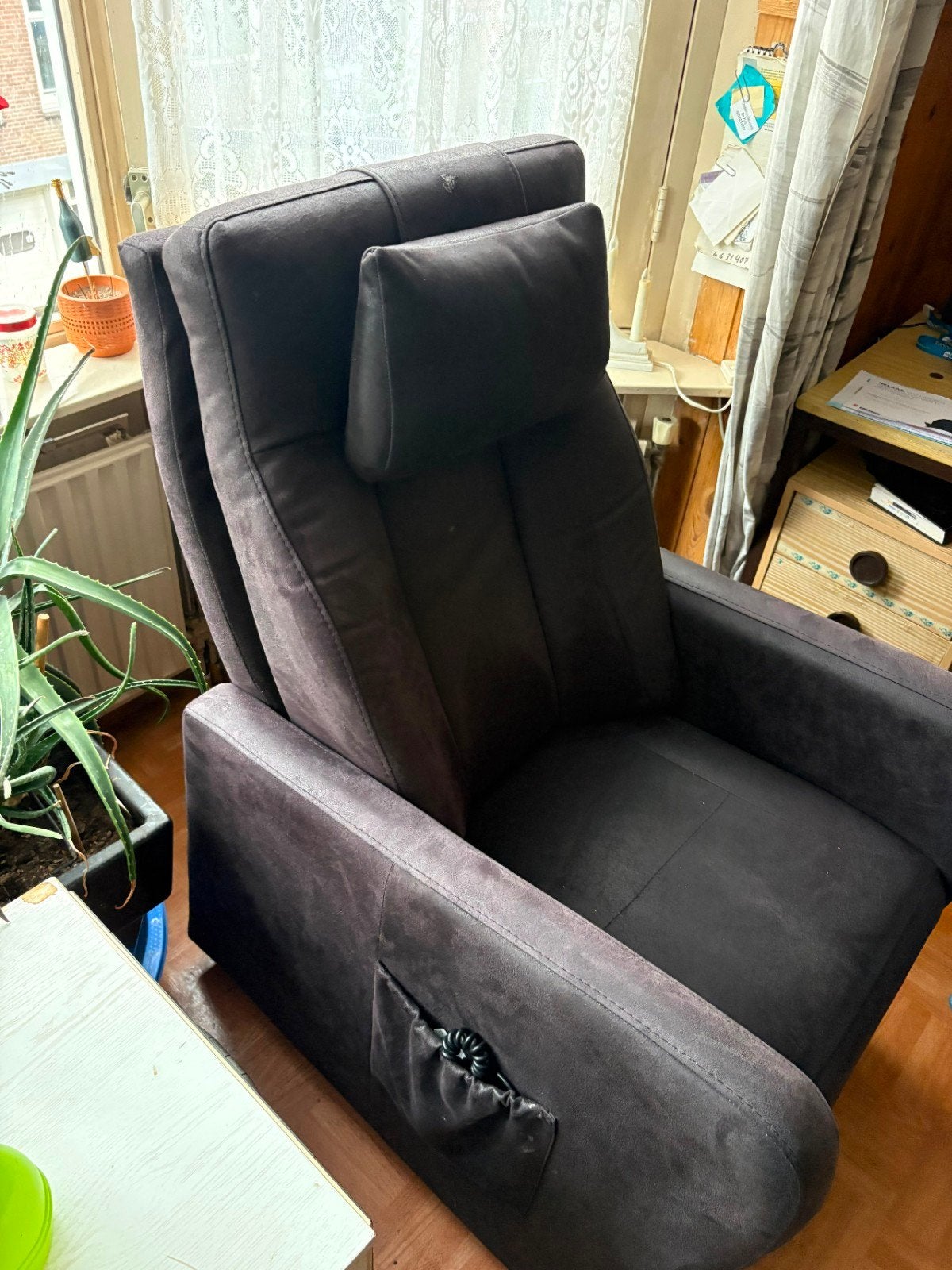 Elektrische relaxfauteuil / sta-op stoel incl. controller, Huis en Inrichting, Ophalen, Gebruikt, Modern comfort, 75 tot 100 cm