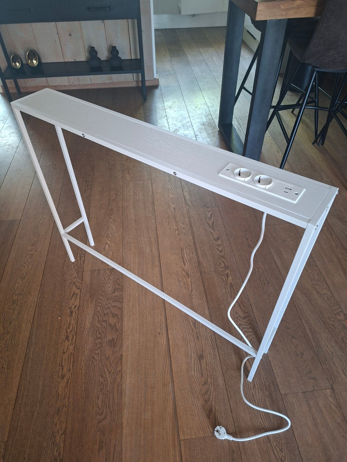 Smalle console tafel met stopcontacten en USB, NIEUW, Huis en Inrichting, Tafels | Bijzettafels, Gebruikt, Metaal of Aluminium