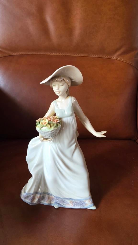 Lladro Porseleinen Beeldje Dame met Bloemenmandje, Antiek en Kunst, Ophalen of Verzenden