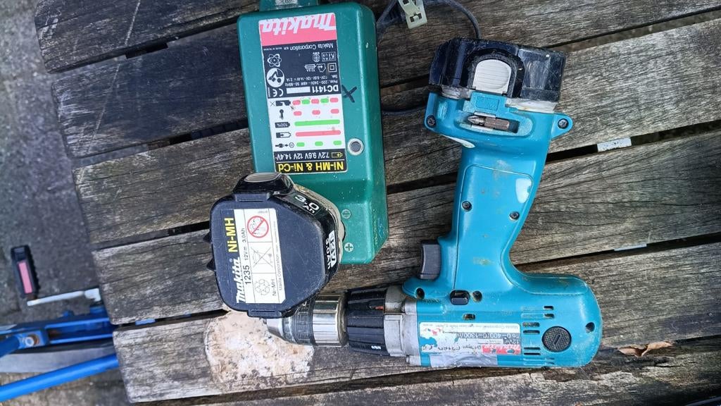 Makita Boor- en Schroefmachine met lader en accu, Doe-het-zelf en Verbouw, Gereedschap | Boormachines, Ophalen of Verzenden, Gebruikt