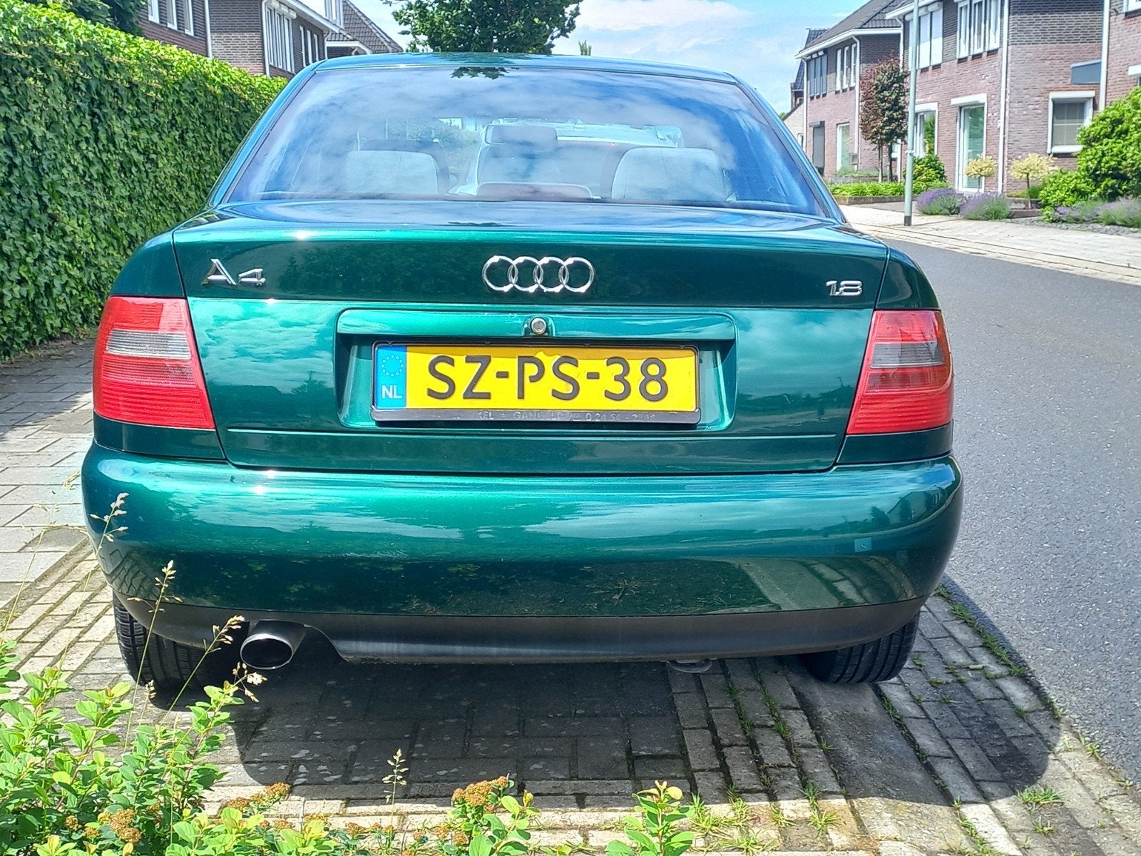 Audi A4 1.8 20V 92KW AUT 1998 Groen, 125 pk, 4 cilinders, A4, 650 kg