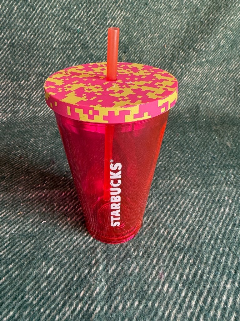 STARBUCKS BEKER KUNSTSTOF MET GEDETAILLEERD DEKSEL, Verzamelen, Ophalen of Verzenden, Gebruikt