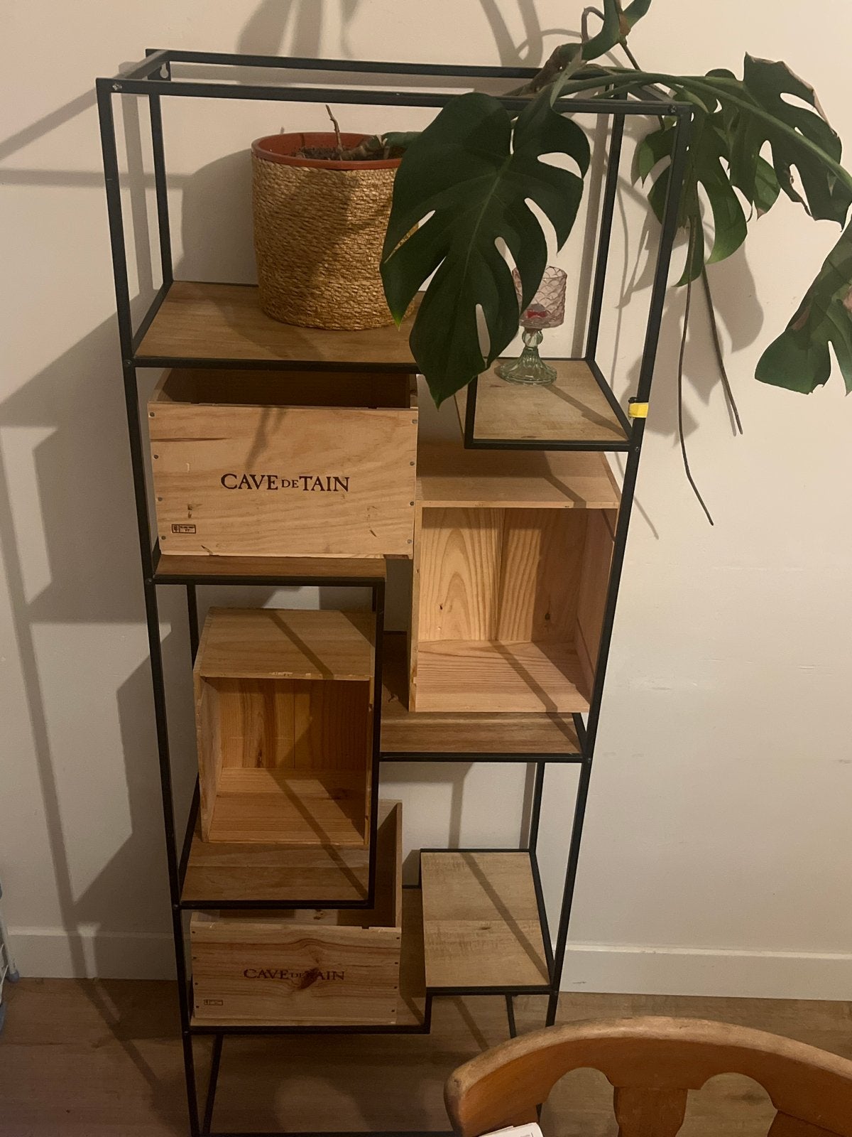 Zwart metalen/houten rek met wijnkisten, Ophalen, Gebruikt