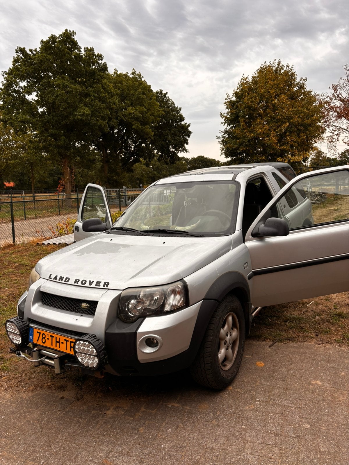 Land Rover Freelander 2.5 V6 3DR AUT 4WD 2006 Grijs, Auto's, Land Rover, Automaat, Zwart, 2497 cc, 2000 kg